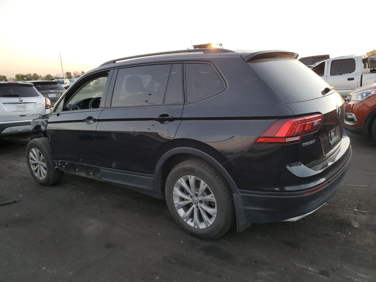 2018 Volkswagen Tiguan - Image 2