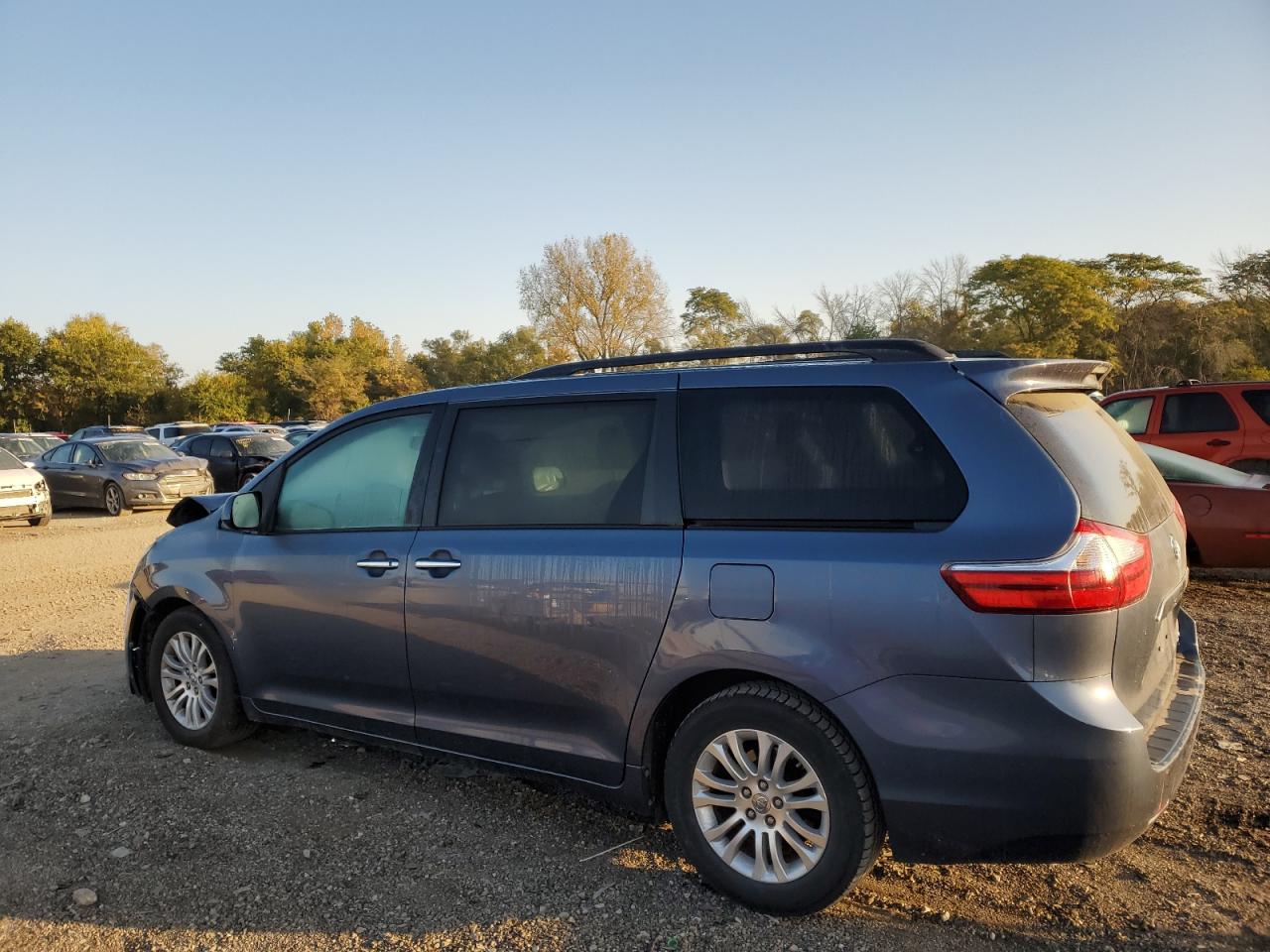 5TDYK3DC4FS584699 2015 TOYOTA SIENNA - Image 2