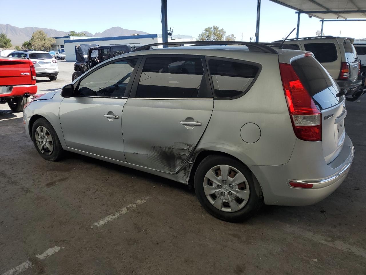 2010 Hyundai Elantra - Image 2