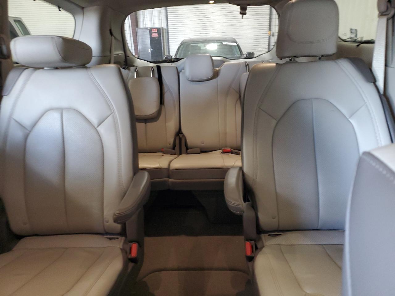 2017 Chrysler Pacifica - Image 10