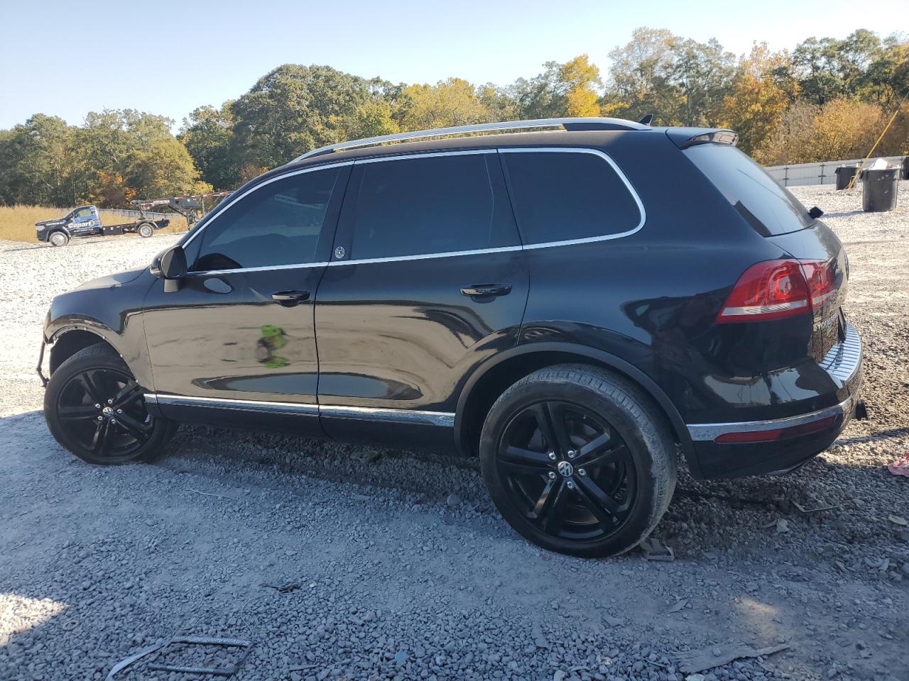 2017 Volkswagen Touareg - Image 2