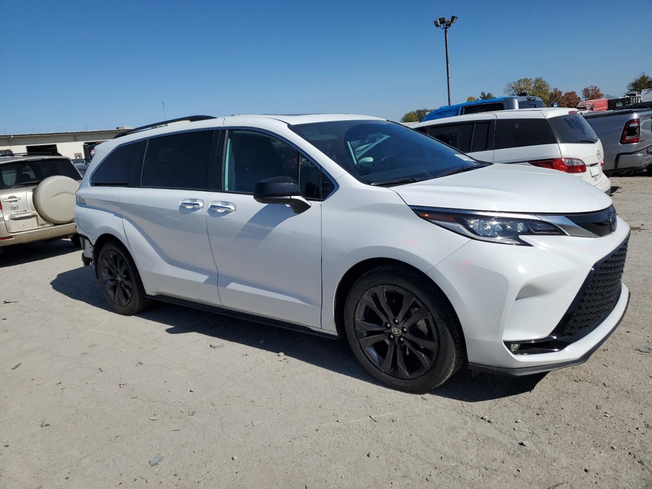 2022 Toyota Sienna - Image 4
