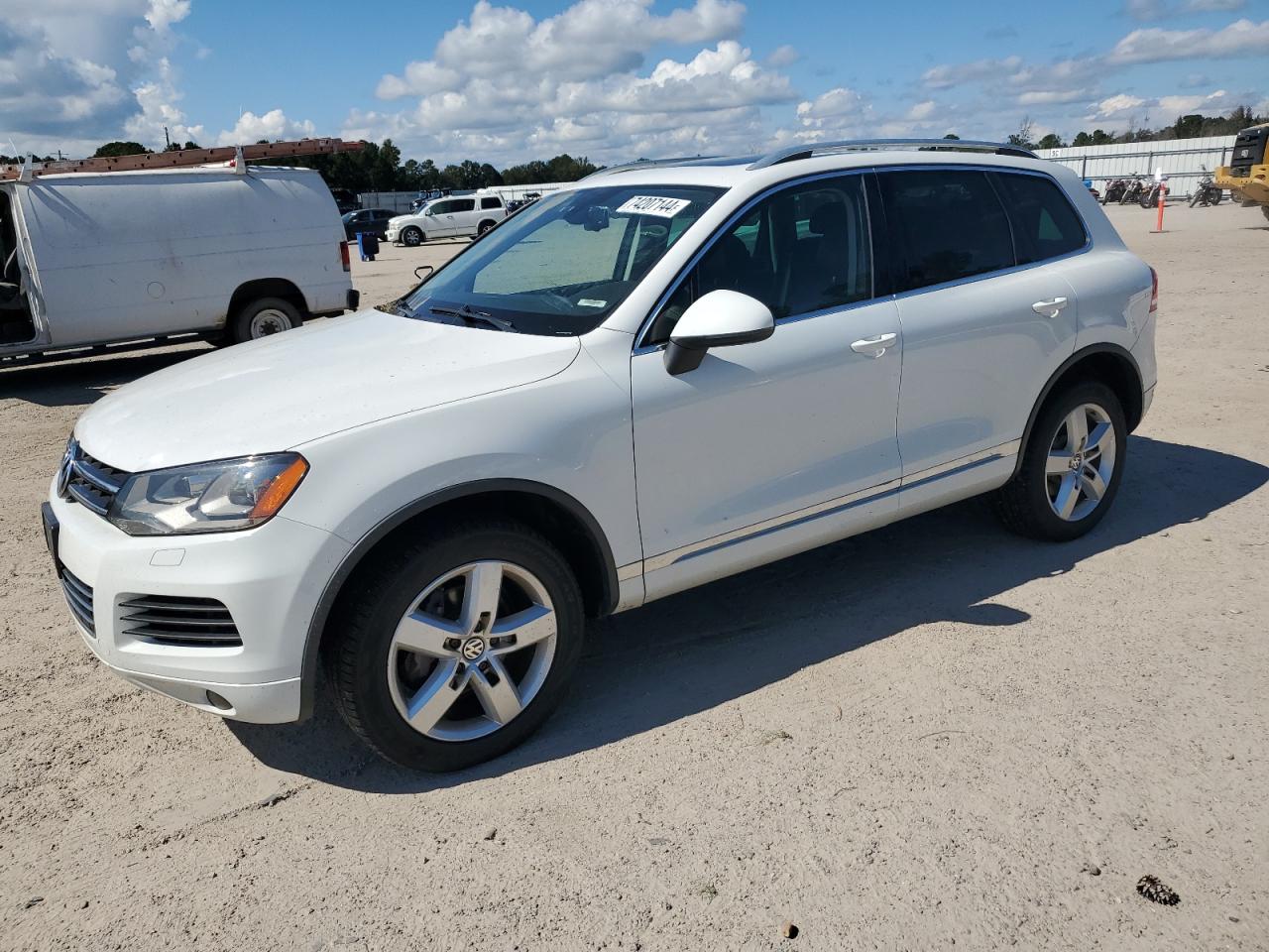 2014 Volkswagen Touareg - Image 1