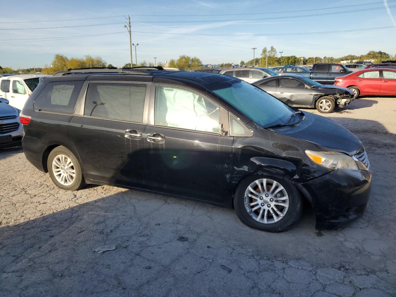 2017 Toyota Sienna - Image 4