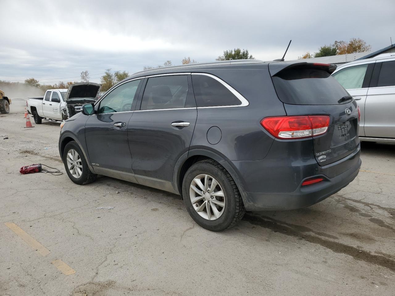 VIN 5XYPGDA51HG327556 2017 KIA SORENTO no.2