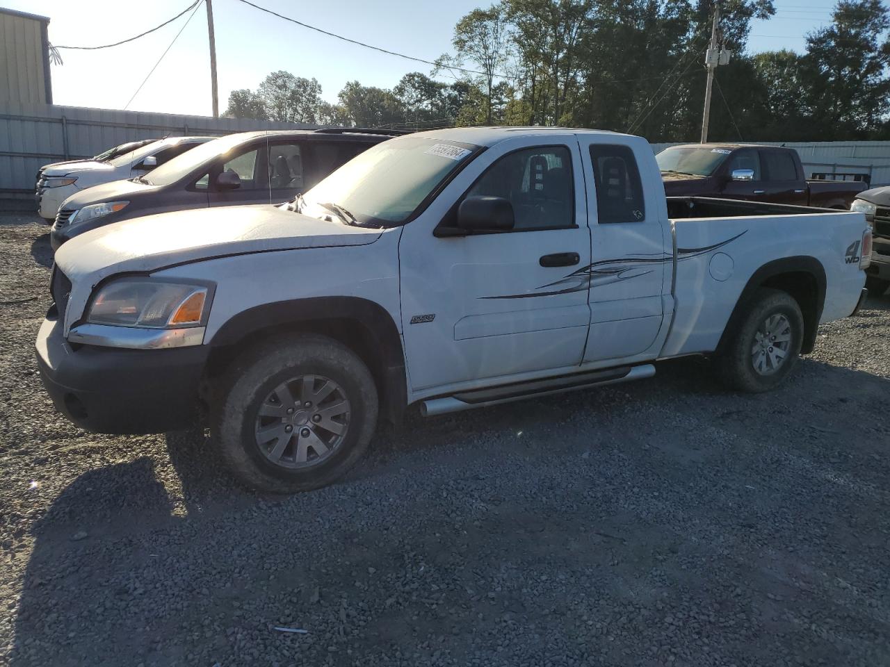 2006 Mitsubishi Raider - Image 1