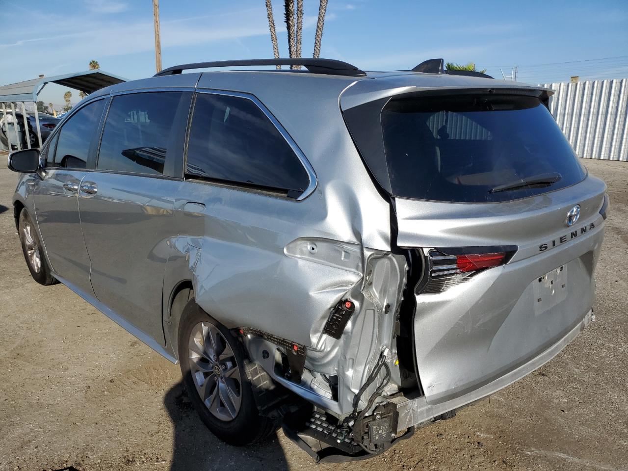 2022 Toyota Sienna - Image 2