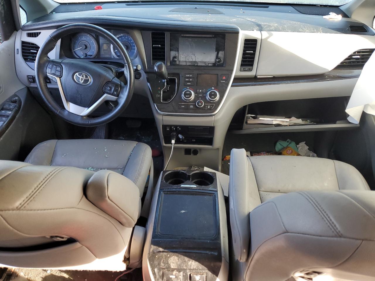 2017 Toyota Sienna - Image 8