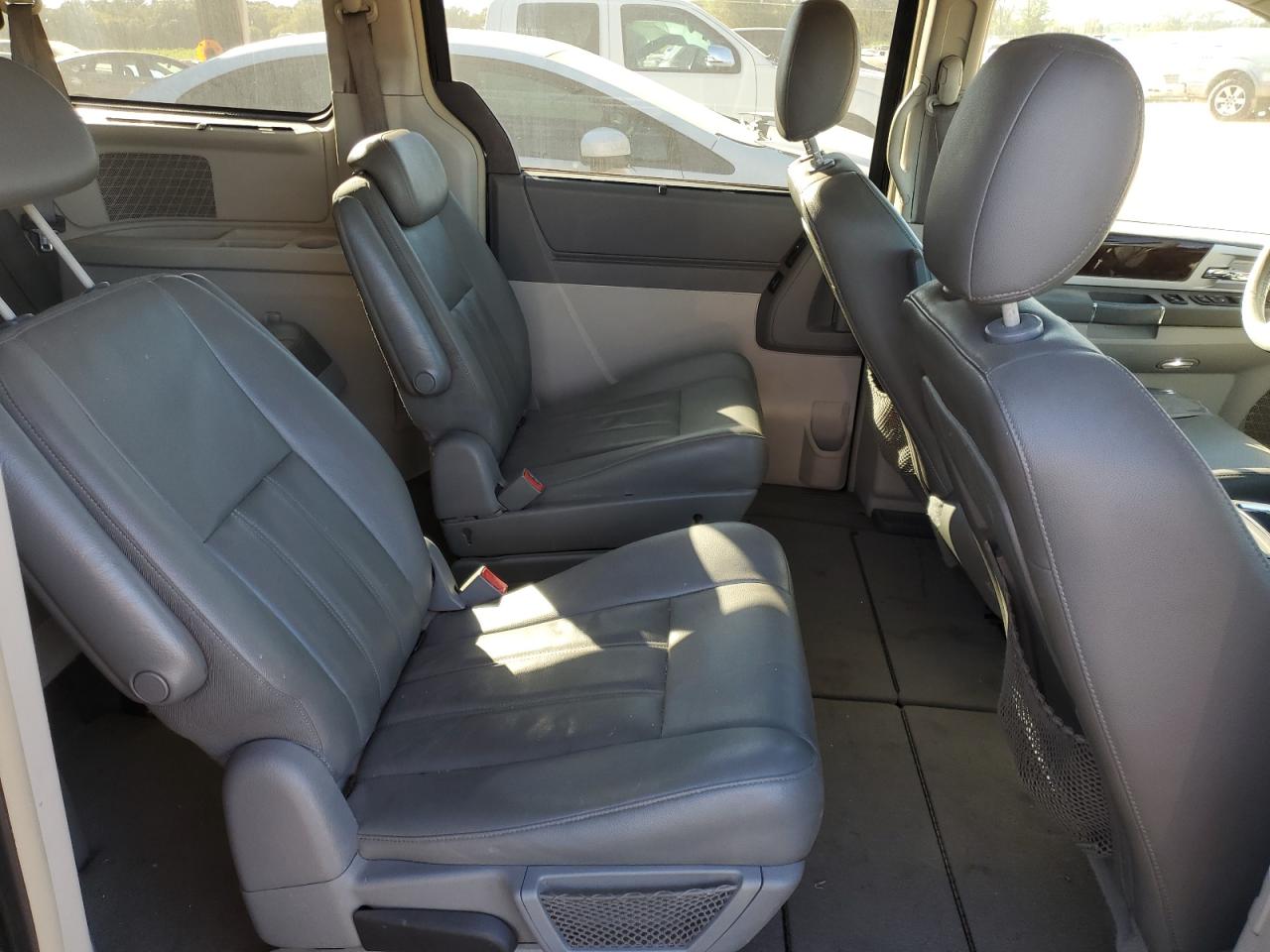 2010 Chrysler Town & Country - Image 11