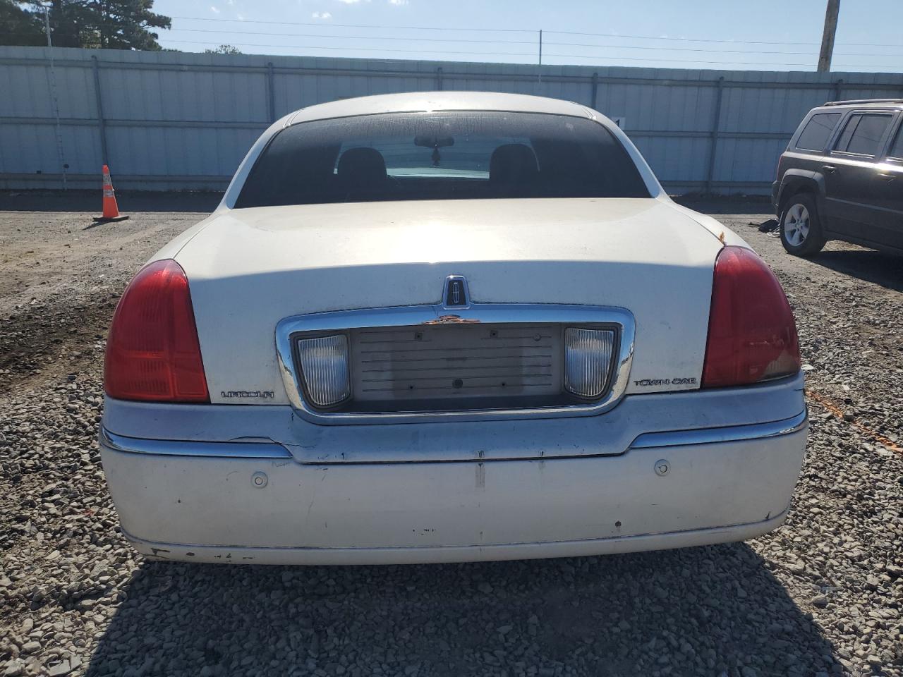 2003 Lincoln Town Car Signature VIN: 1LNHM82W23Y641692 Lot: 77195994