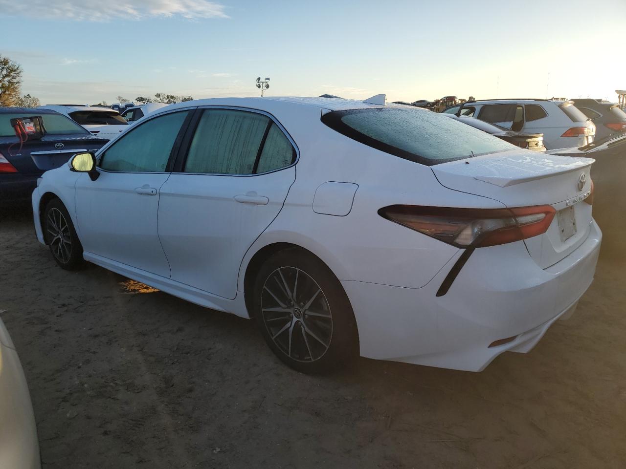 4T1G11AK2MU465603 2021 TOYOTA CAMRY - Image 2