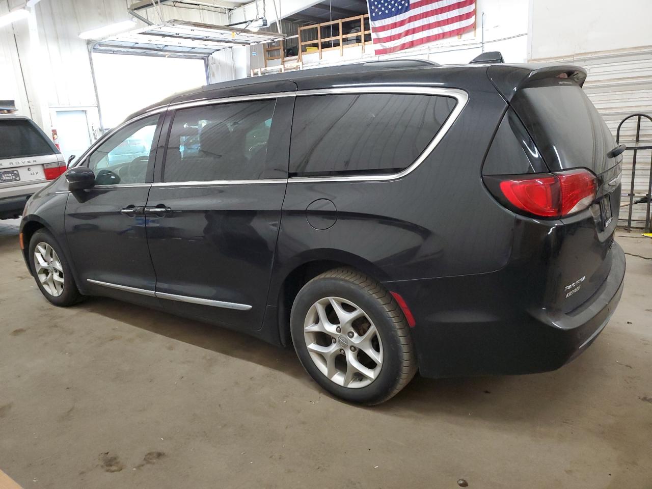 2C4RC1BG0HR777133 2017 CHRYSLER PACIFICA - Image 2