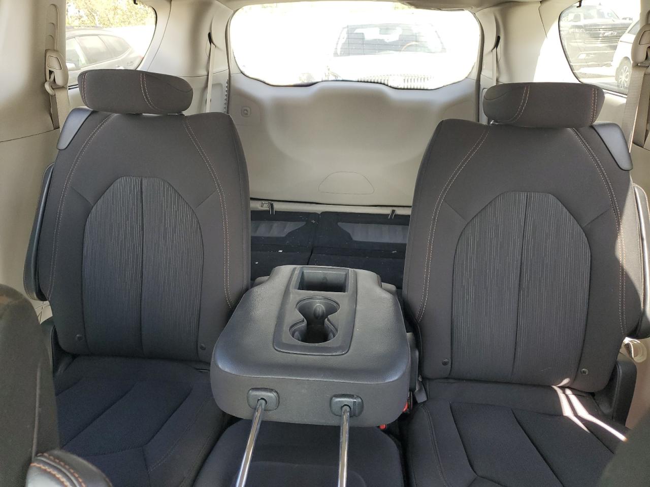 2017 Chrysler Pacifica - Image 10