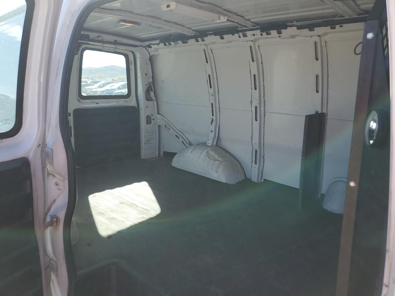 2006 Chevrolet Express - Image 11