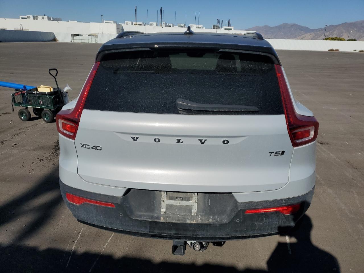 2021 Volvo Xc40 T5 R-Design VIN: YV4162UM8M2570671 Lot: 74628244