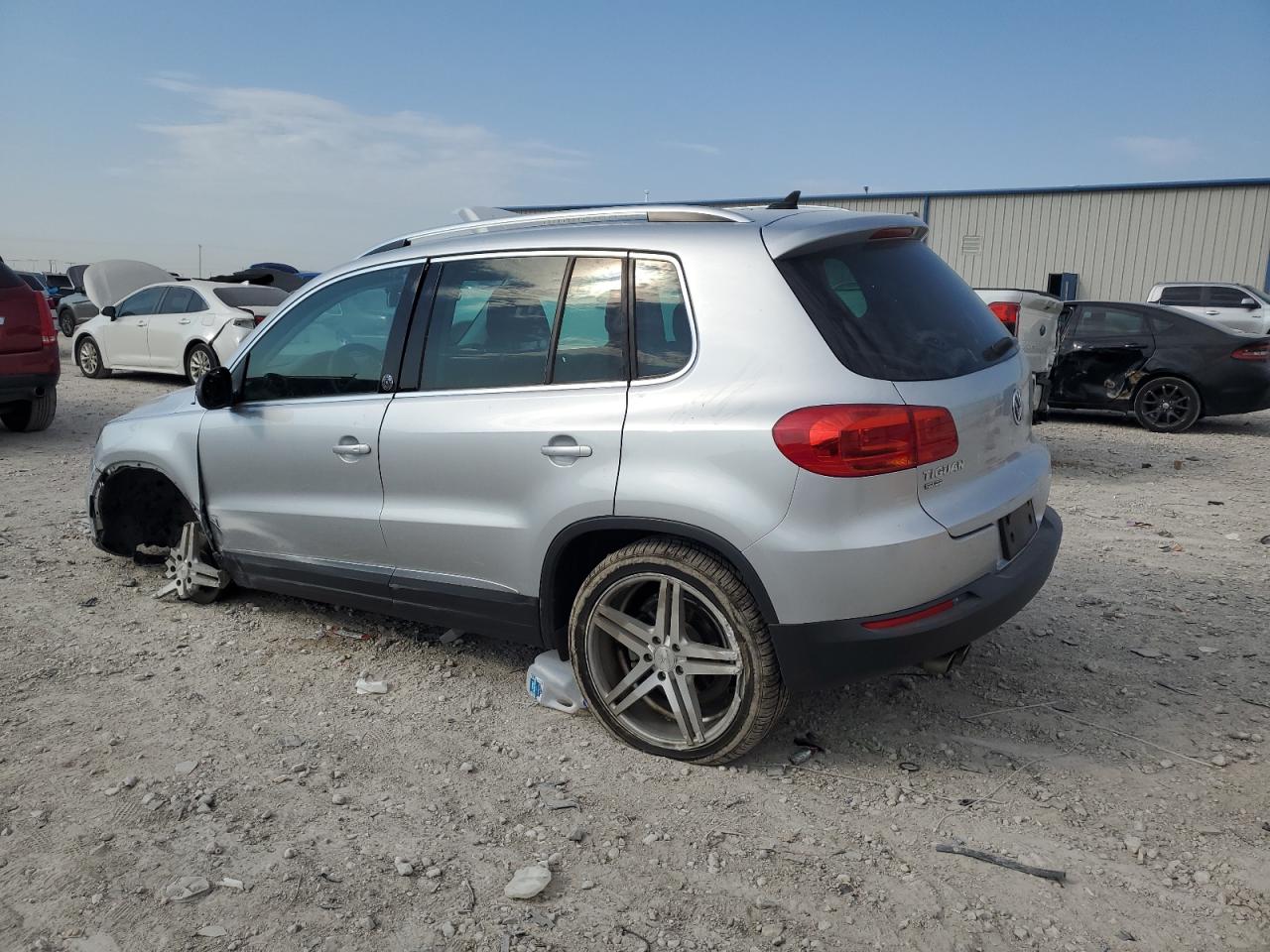 2017 Volkswagen Tiguan - Image 2