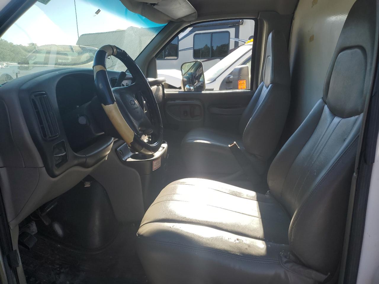 2001 Chevrolet Express Cutaway G3500 VIN: 1GBJG31R811202521 Lot: 75326994