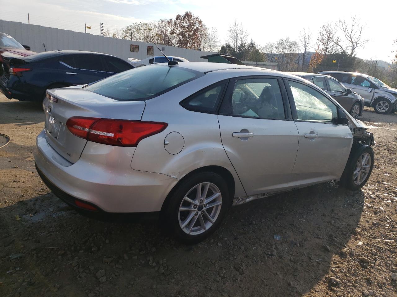 VIN 1FADP3F27JL267942 2018 FORD FOCUS no.3