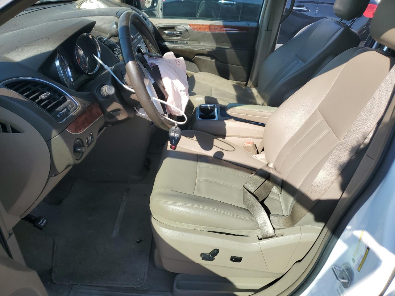 2014 Chrysler Town & Country - Image 7