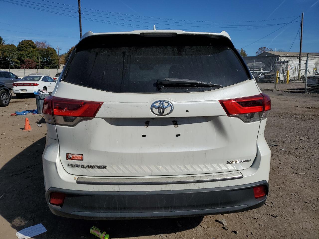 5TDJZRFH3JS529064 2018 Toyota Highlander Se