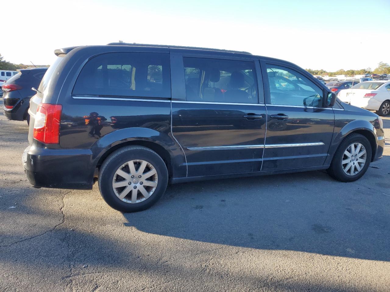 2014 Chrysler Town & Country - Image 3