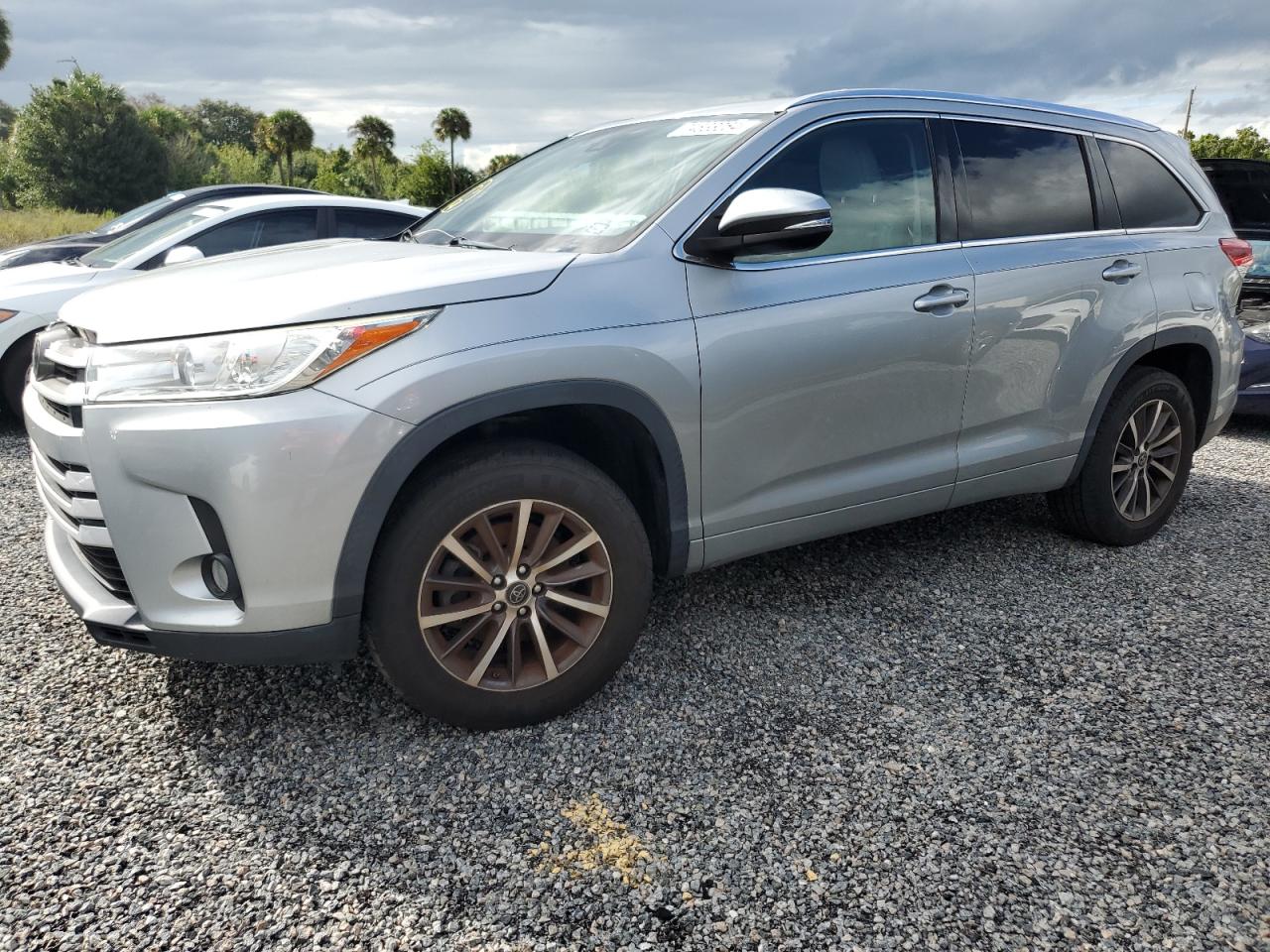 5TDKZRFH7HS513982 2017 TOYOTA HIGHLANDER - Image 1