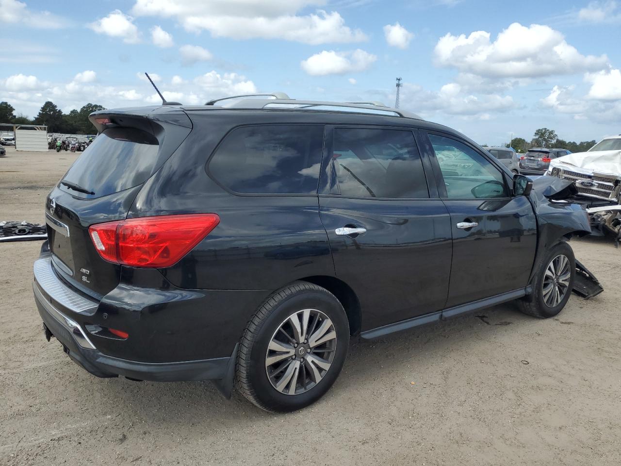2017 Nissan Pathfinder - Image 3