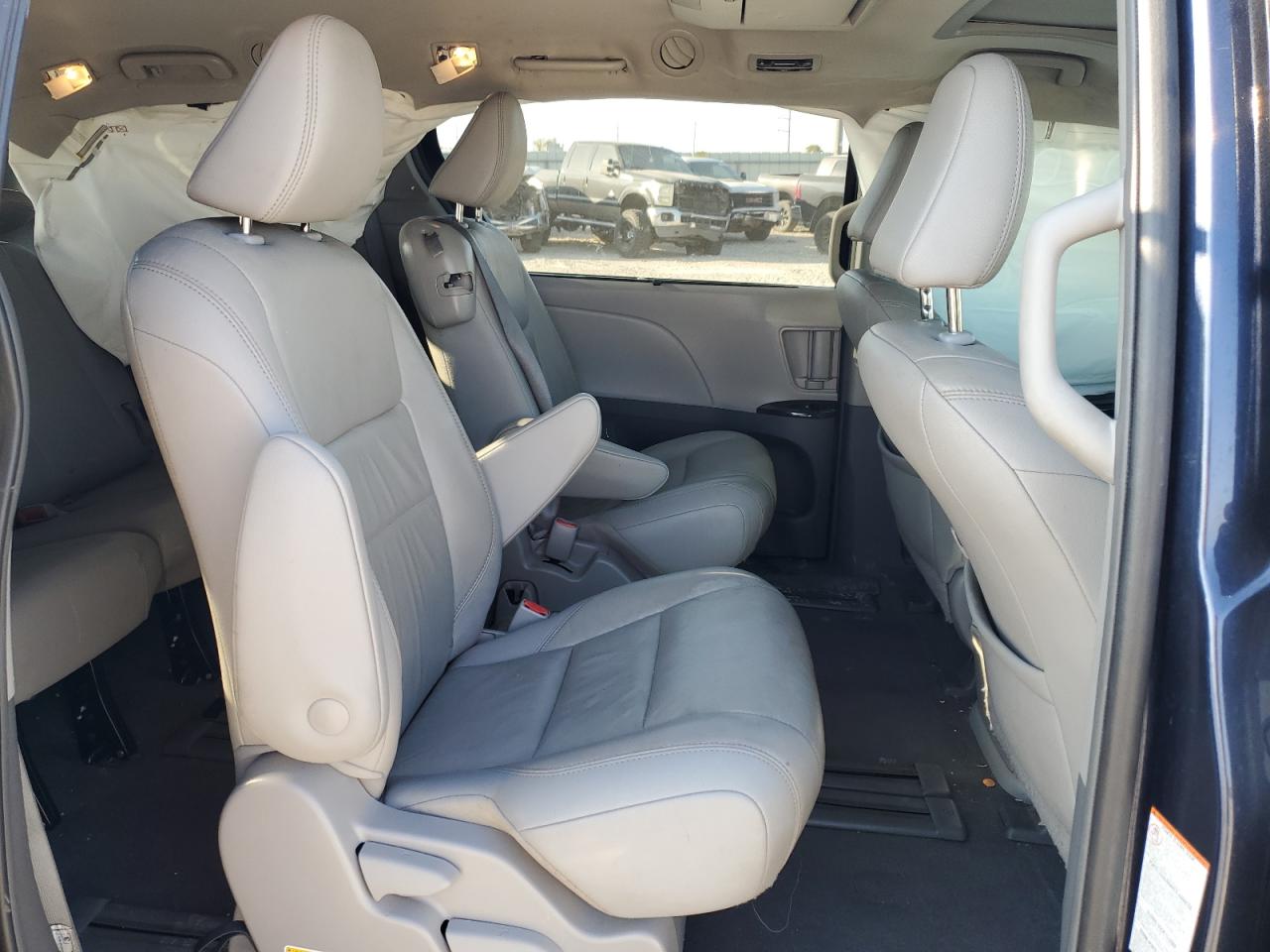 2019 Toyota Sienna - Image 12