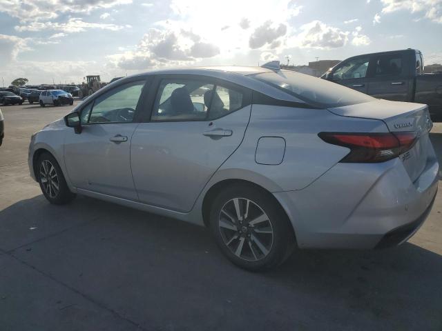  NISSAN VERSA 2021 Srebrny