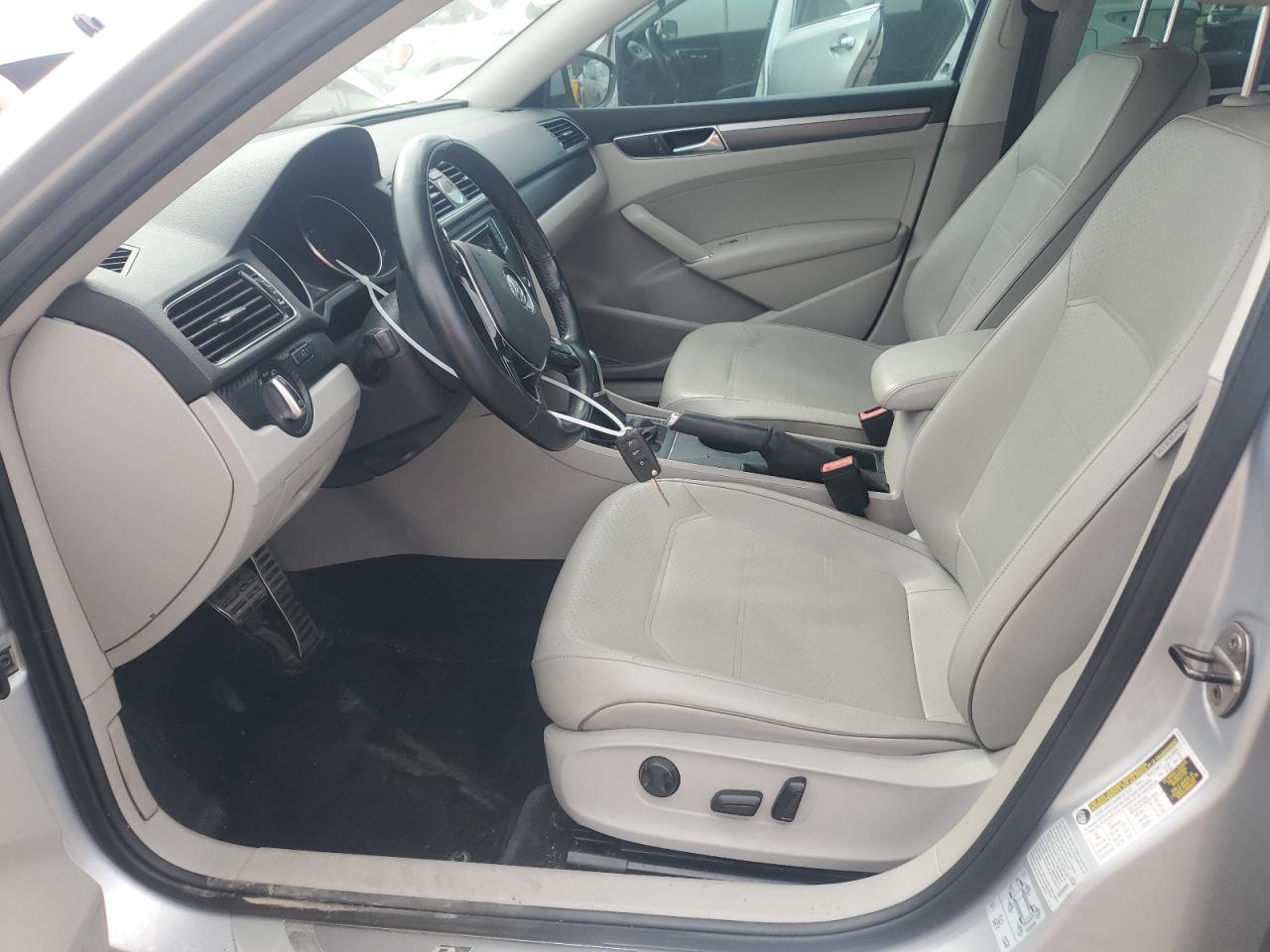 2017 Volkswagen Passat - Image 7