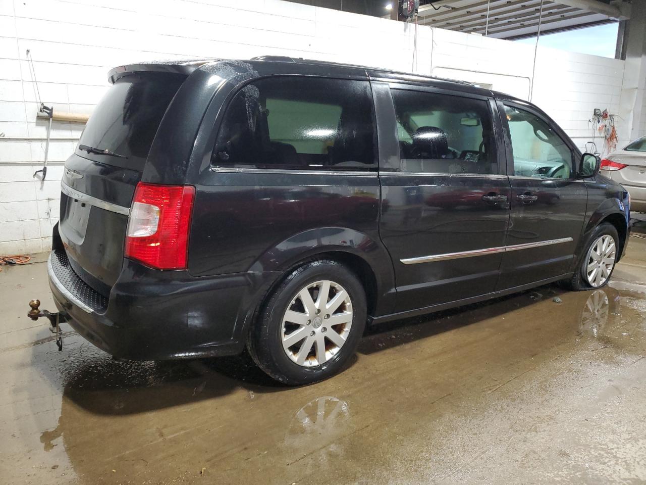 2015 Chrysler Town & Country - Image 3
