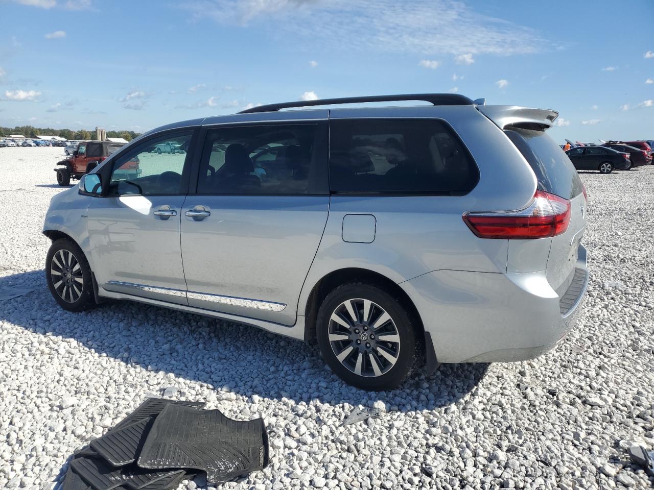 2020 Toyota Sienna - Image 2