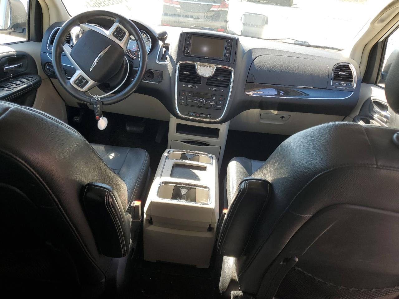 2016 Chrysler Town & Country - Image 8