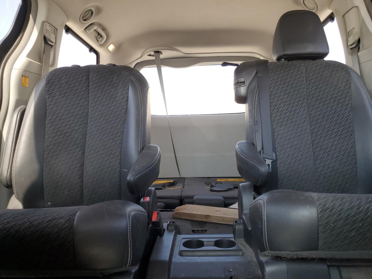 2012 Toyota Sienna - Image 10