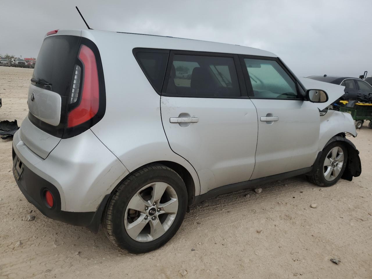 VIN KNDJN2A24J7564860 2018 KIA SOUL no.3