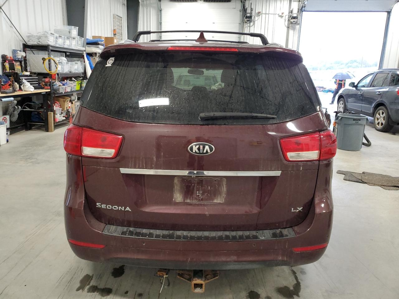 KNDMB5C18J6352657 2018 Kia Sedona Lx