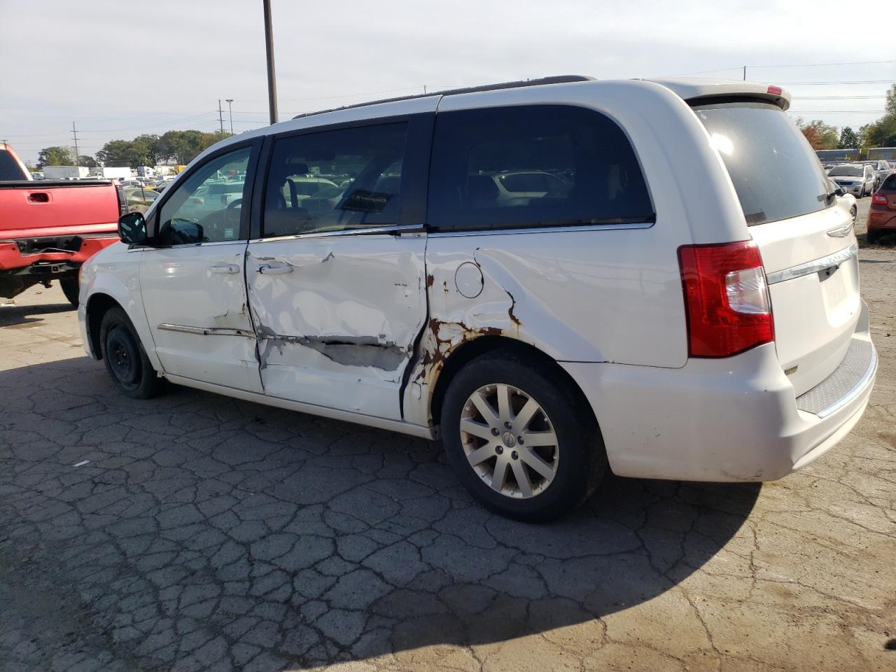 2016 Chrysler Town & Country - Image 2