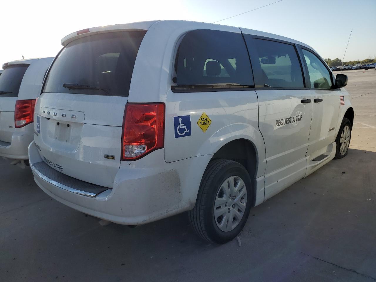 2019 Dodge Caravan - Image 3