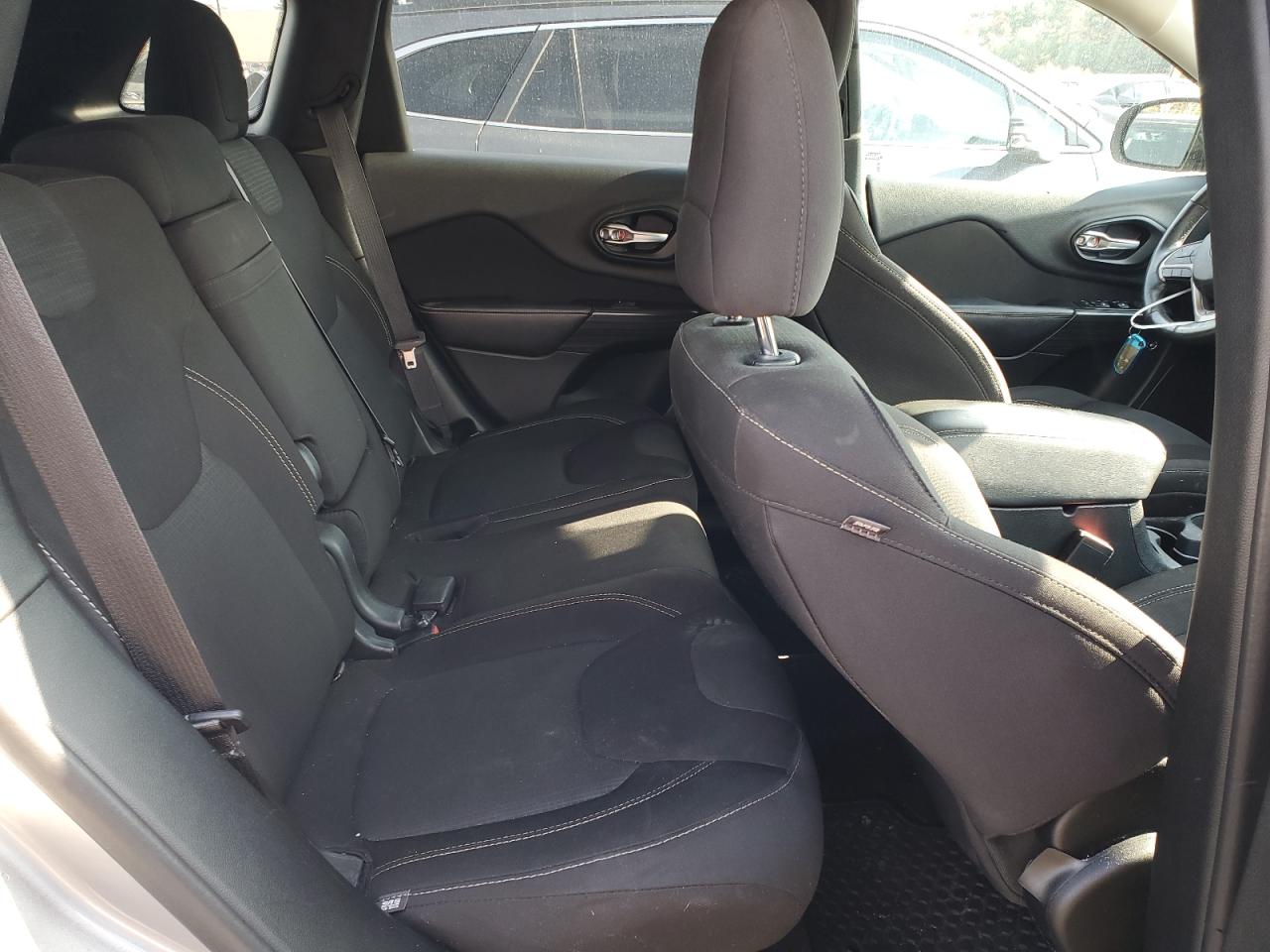 2016 Jeep Grand Cherokee - Image 11