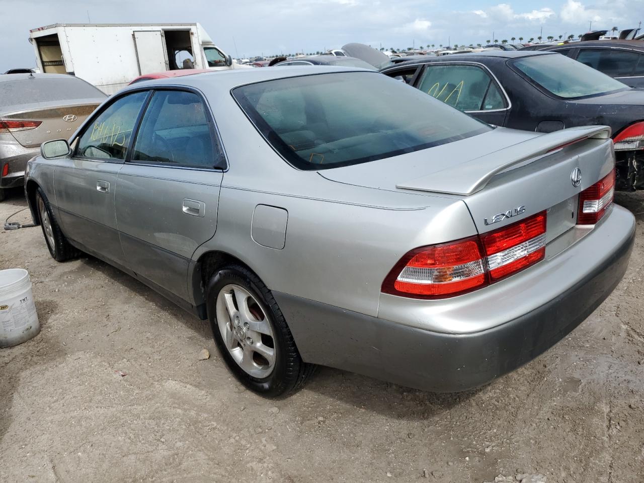2001 Lexus ES - Image 2