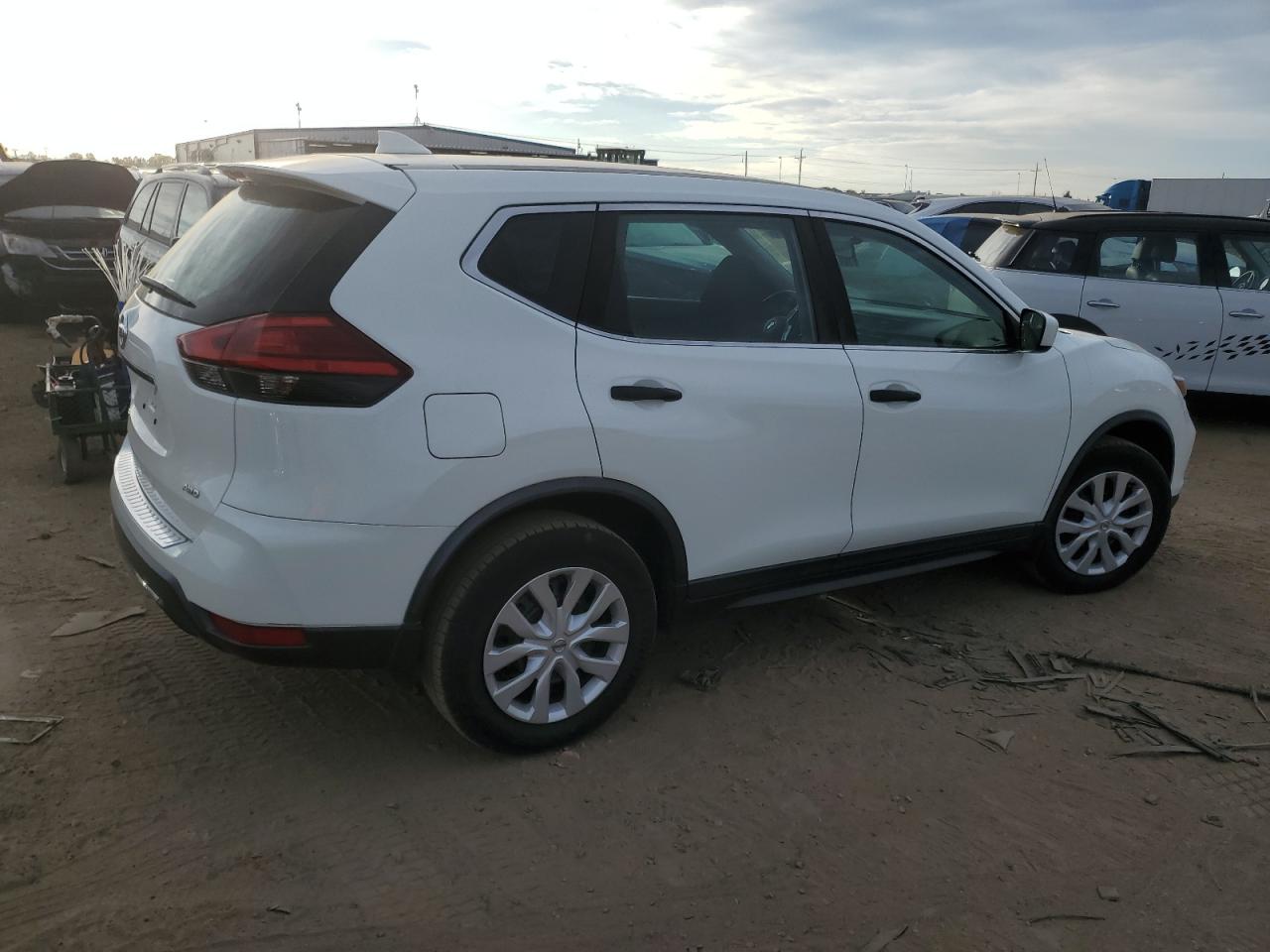 2017 Nissan Rogue - Image 3