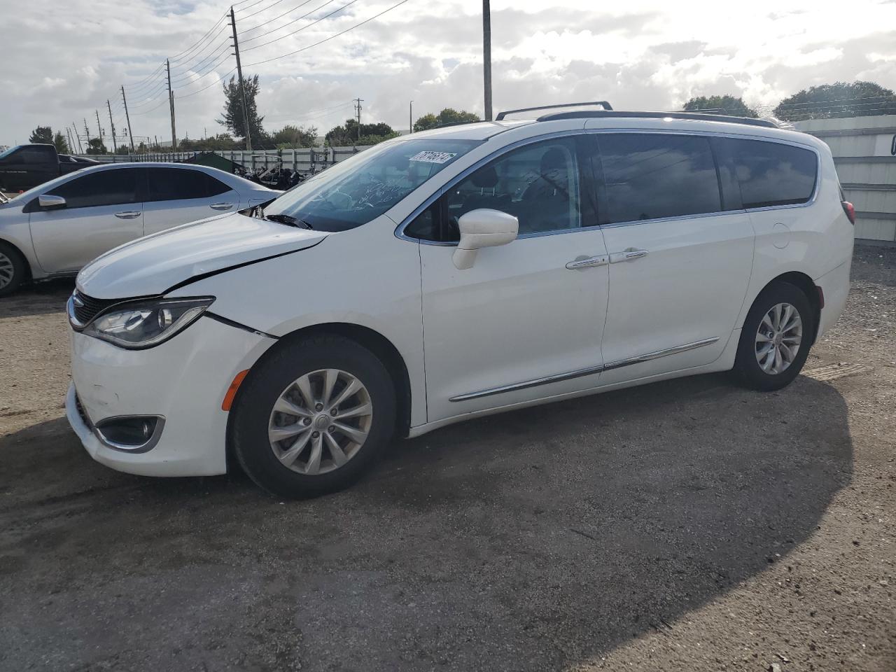 2017 Chrysler Pacifica - Image 1