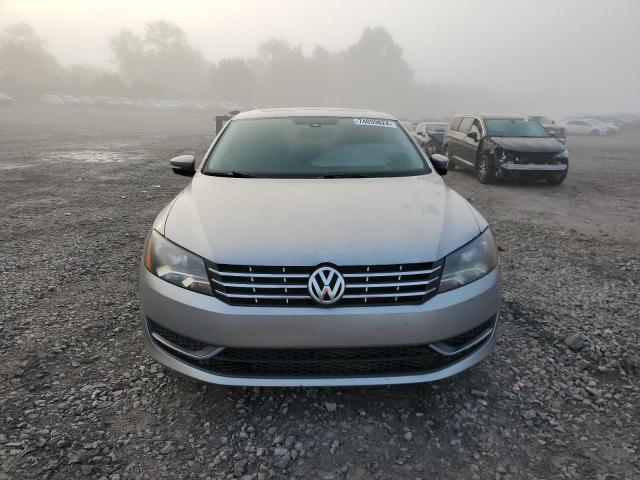 Седани VOLKSWAGEN PASSAT 2013 Сріблястий