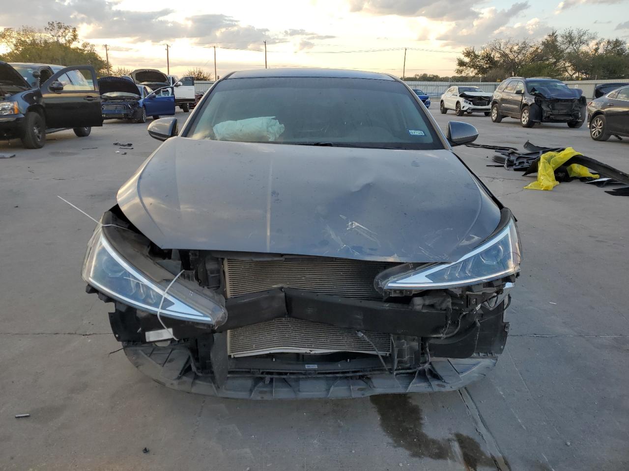 2019 Hyundai Elantra - Image 5