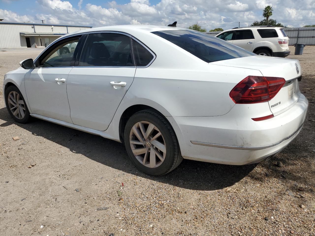 2018 Volkswagen Passat - Image 2