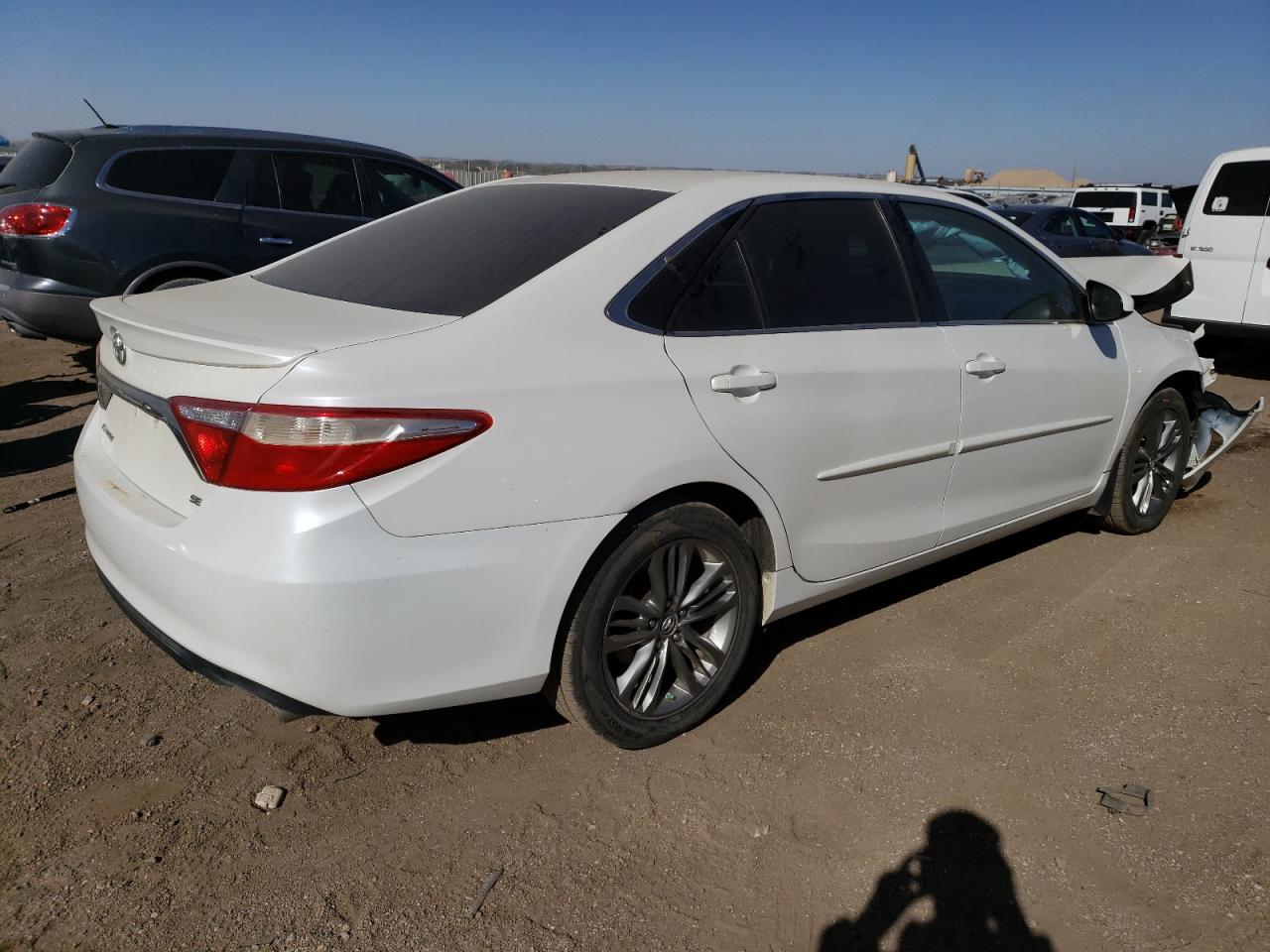 VIN 4T1BF1FK1GU199547 2016 TOYOTA CAMRY no.3