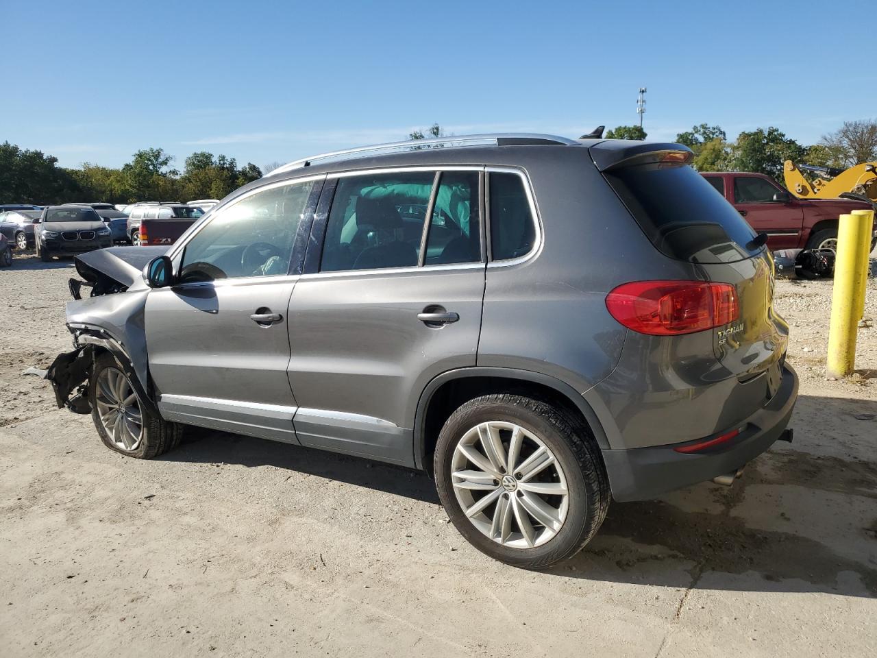 2016 Volkswagen Tiguan - Image 2