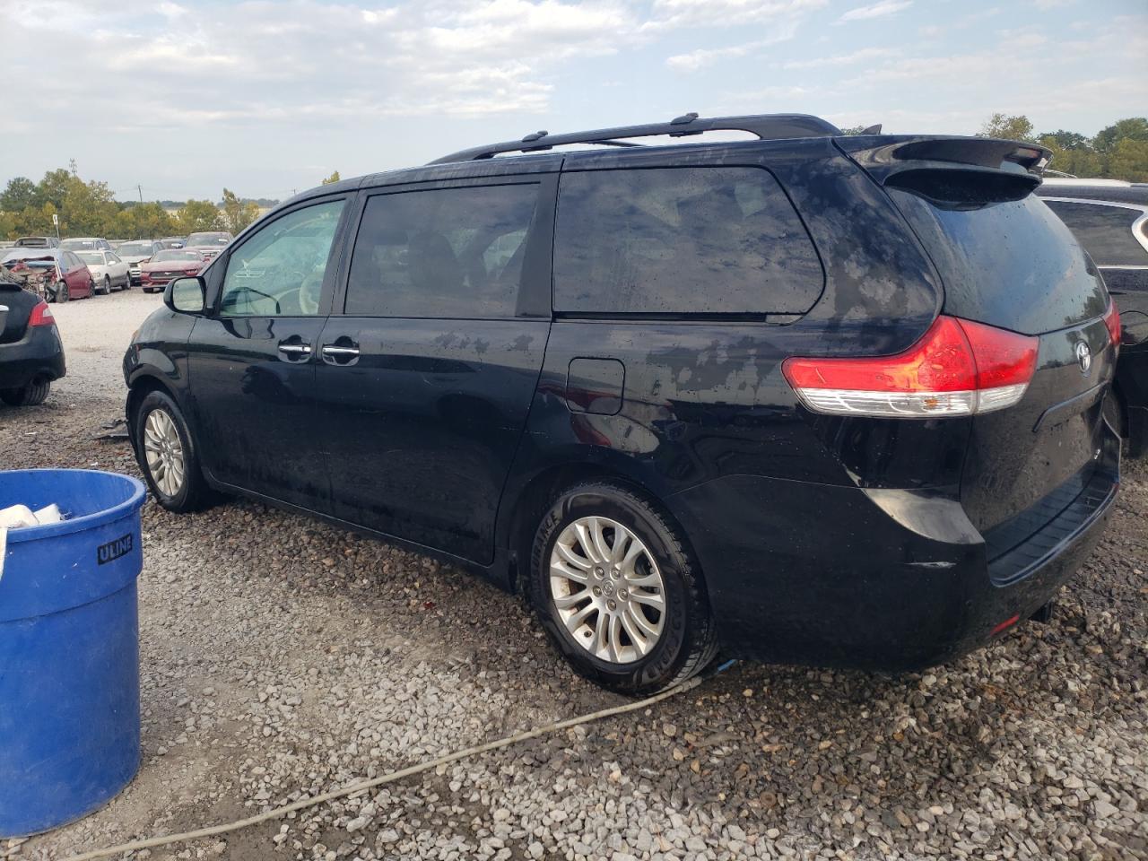 2014 Toyota Sienna - Image 2