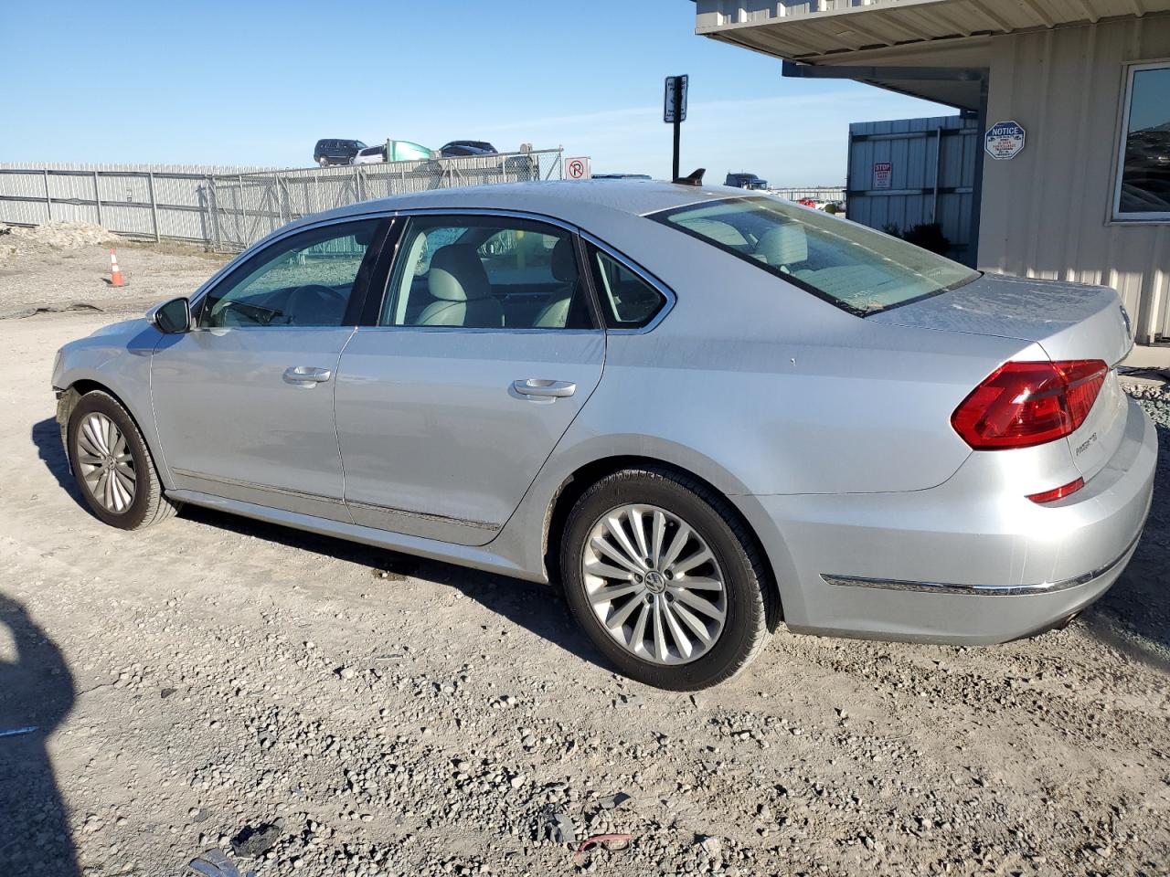 1VWBS7A32GC067600 2016 VOLKSWAGEN PASSAT - Image 2