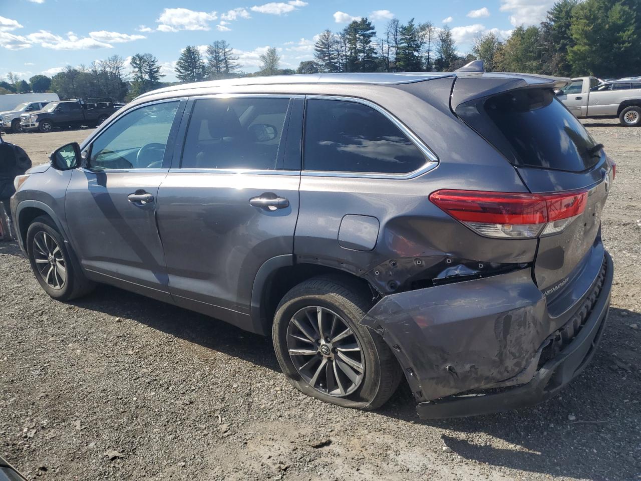 2018 Toyota Highlander - Image 2